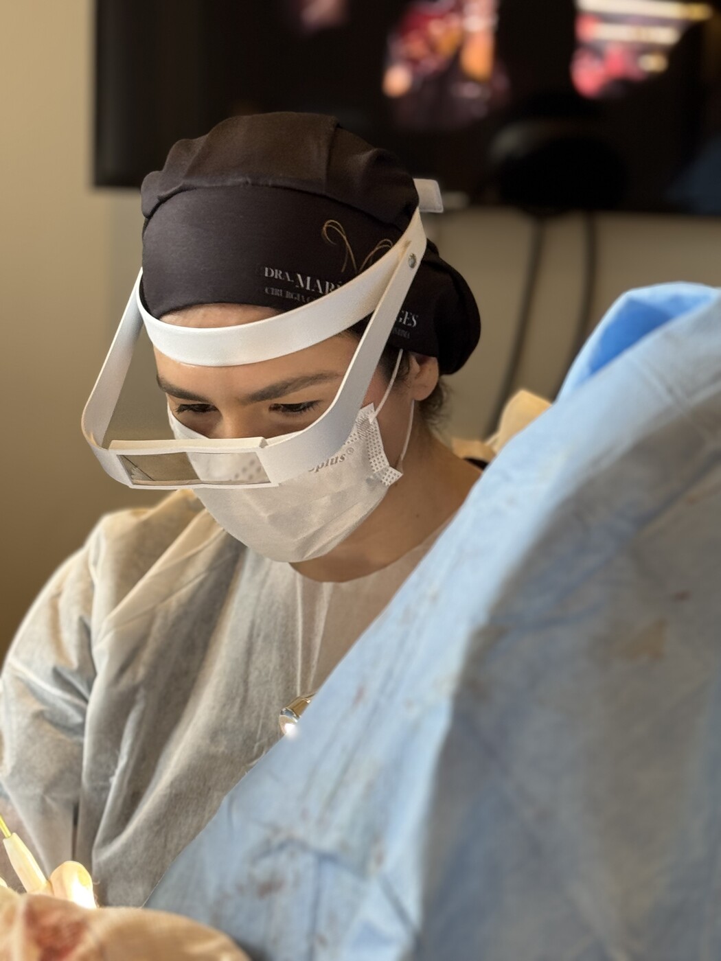 Dra. Marília Borges realizando cirurgia íntima no consultório